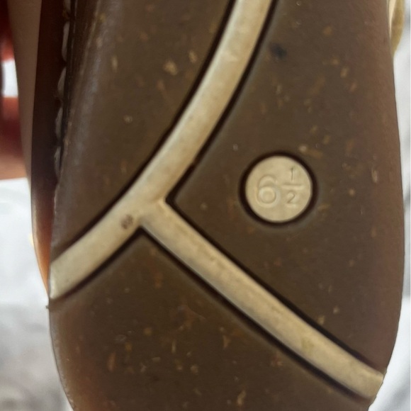 Clark’s Artisan leather  flat Mary Jane shoe with velcro closure size 6.5 - Picture 8 of 8